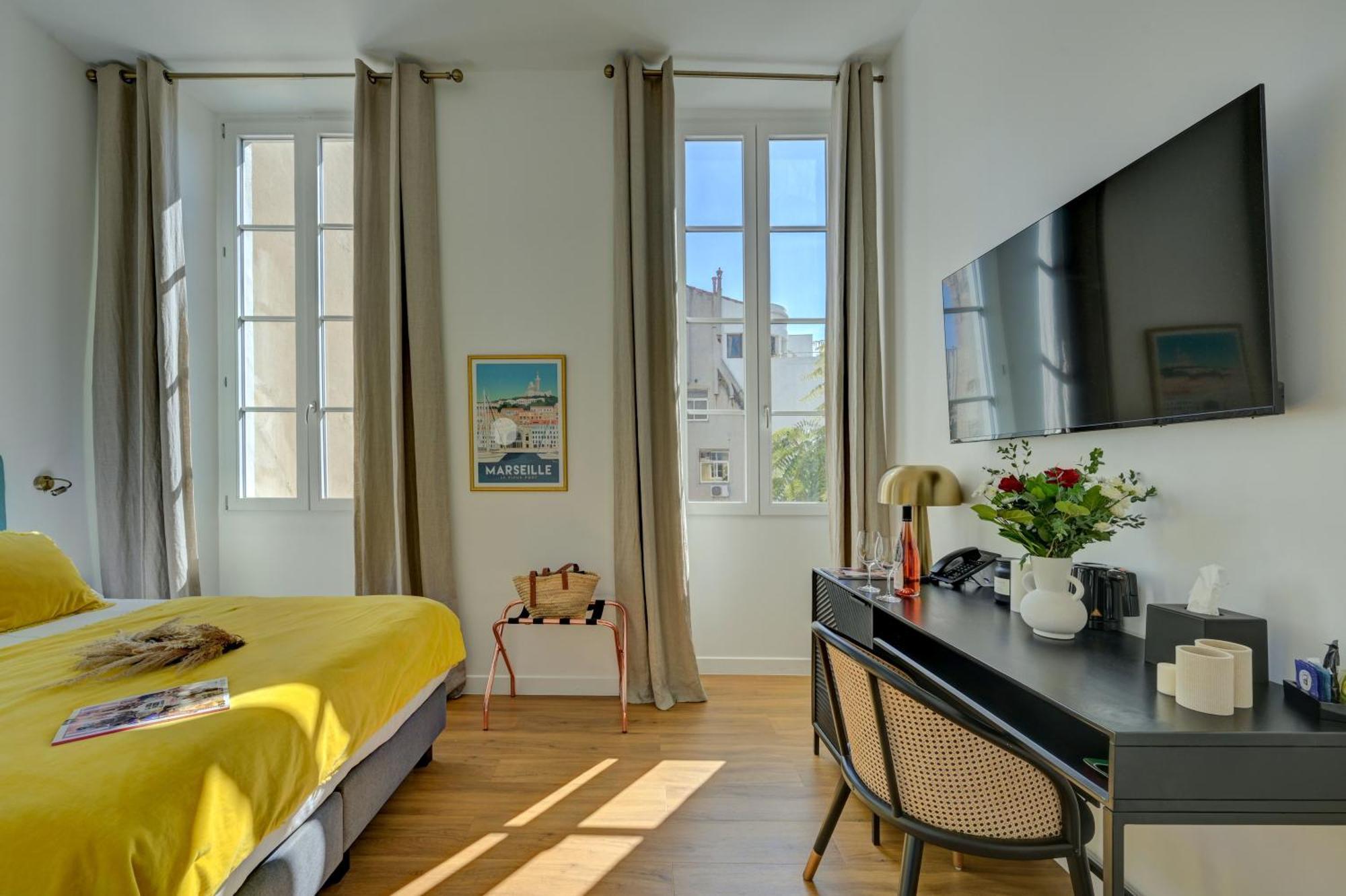Habitación con cama grande y vistas al jardín