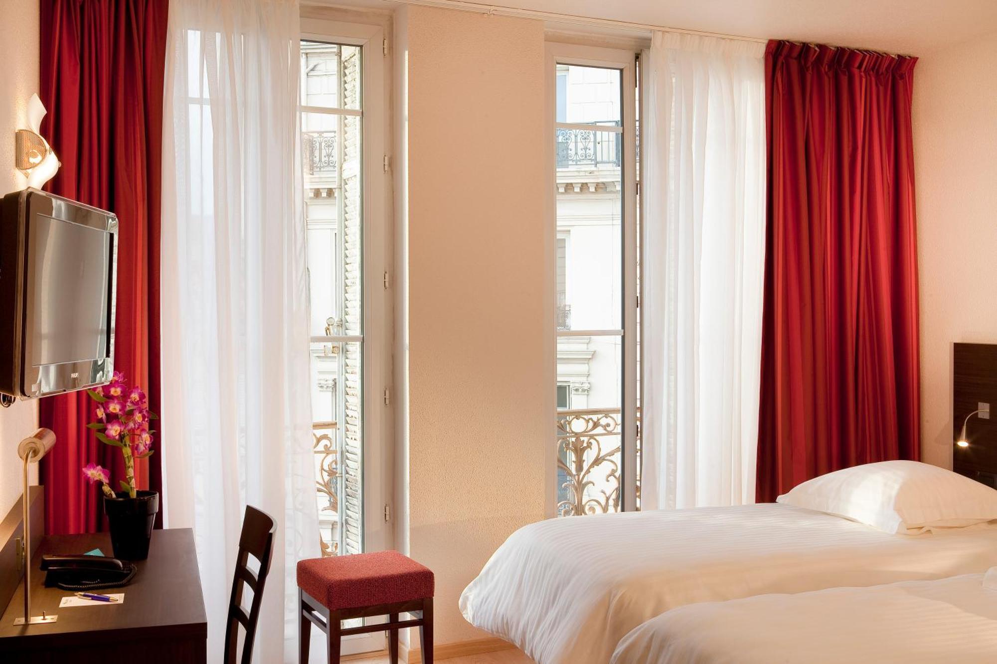 Chambre Lits Jumeaux de Luxe - Vue Latérale sur Vieux Port